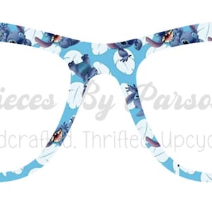 Puede incluir: Montura de gafas con fondo azul claro y un patr&oacute;n repetitivo del personaje azul Stitch y hojas tropicales blancas. El texto Pieces By Parsons Handcrafted. Thrifted. Upcycled. est&aacute; impreso en el centro de la montura.