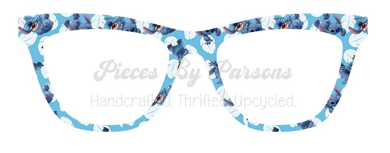 Puede incluir: Montura de gafas con fondo azul claro y un patr&oacute;n repetitivo del personaje azul Stitch y hojas tropicales blancas. El texto Pieces By Parsons Handcrafted. Thrifted. Upcycled. est&aacute; impreso en el centro de la montura.