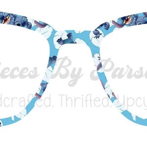 Puede incluir: Montura de gafas con fondo azul claro y un patr&oacute;n repetitivo del personaje azul Stitch y hojas tropicales blancas. La montura muestra el texto Pieces By Parsons Handcrafted. Thrifted. Upcycled. en el centro.