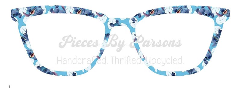 Puede incluir: Montura de gafas con fondo azul claro y un patr&oacute;n repetitivo del personaje azul Stitch y hojas tropicales blancas. La montura muestra el texto Pieces By Parsons Handcrafted. Thrifted. Upcycled. en el centro.