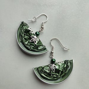 Pendientes de media luna y perla elaborados con cápsulas de café recicladas