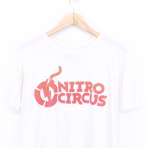 Náutico persona que practica jogging Peatonal Camiseta Vintage Nitro Circus Blanca Manga Corta Con Logo - Etsy México Náutico persona que practica jogging Peatonal Camiseta Vintage Nitro Circus Blanca Manga Corta Con Logo - Etsy México
