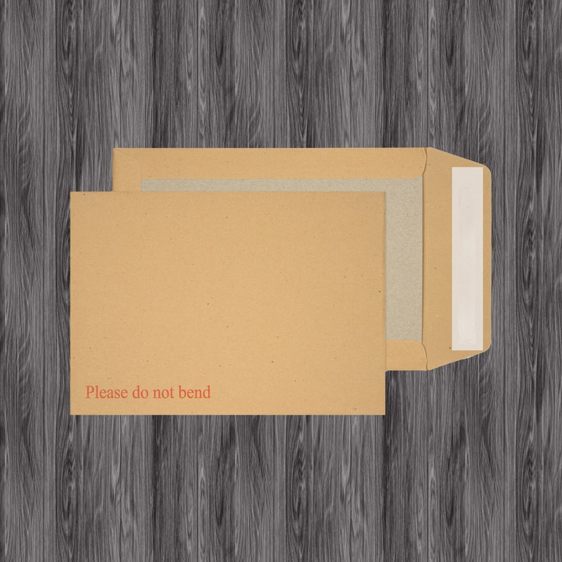 Puede incluir: Un sobre de papel marr&oacute;n con una etiqueta blanca y el texto "Please do not bend" impreso en la parte delantera.