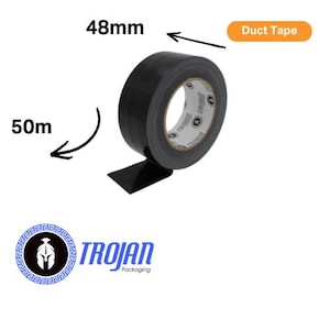Op de afbeelding: Een rol zwarte ducttape met een breedte van 48 mm en een lengte van 50 m. De kartonnen kern aan de binnenkant is voorzien van het Trojan-merklogo. Het product is gelabeld als Duct Tape en het Trojan Packaging-logo staat onderaan de afbeelding.