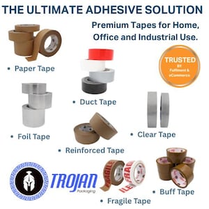 Op de afbeelding: Een collectie plakbanden waaronder bruine papieren tape, meerkleurige ducttape, zilveren folietape, transparante tape, versterkte tape, buff tape en breekbare tape met rode tekst. De afbeelding bevat het logo en de tekst van Trojan Packaging.