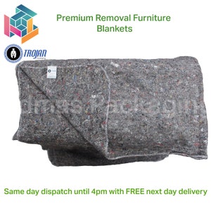以下が含まれることがあります： 「Premium Removal Furniture Blankets」と書いてある白いラベルが付いた灰色の引っ越し毛布。毛布は半分に折り畳まれ、ステッチされた縁があります。画像の下部には「Same day dispatch until 4pm with FREE next day delivery」というテキストがあります。