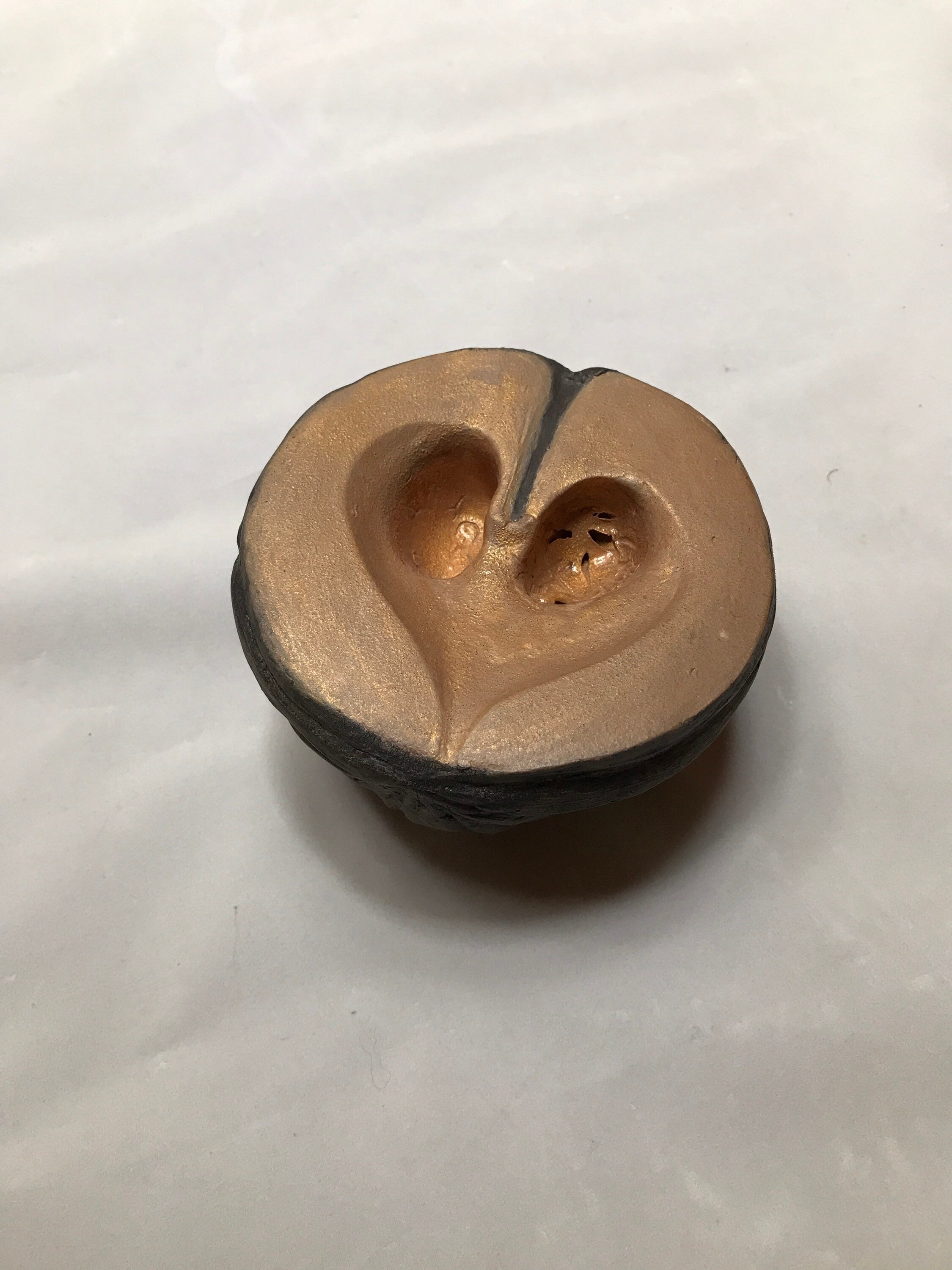 Sculpture en Céramique de Noix Noire avec Un Coeur d'or