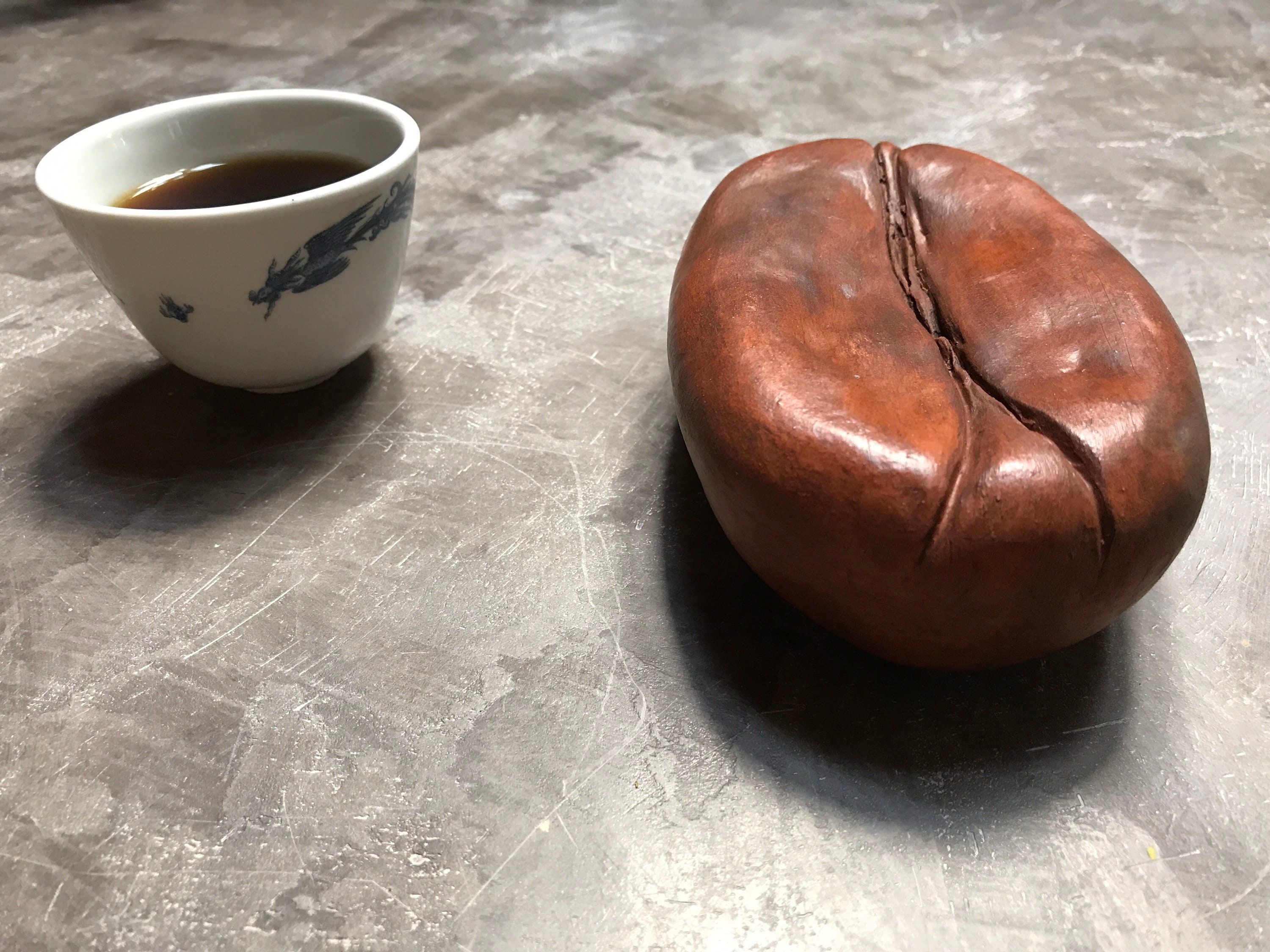 Sculpture en Céramique Grain de Café Géant Pour Décoration