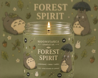 Vela Espíritu del Bosque – Vela inspirada en Totoro, aroma a ámbar, musgo y madera de cedro, vela acogedora para el bosque, regalo inspirado en el anime, decoración con estética natural.