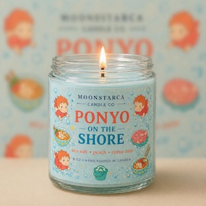Può includere: Una candela blu accesa in un barattolo di vetro con la scritta "PONYO ON THE SHORE". La candela presenta illustrazioni di un personaggio dei cartoni animati e cibo. L'etichetta elenca i profumi "sale marino, pesca, scorza di agrumi". La candela è di 227 grammi.