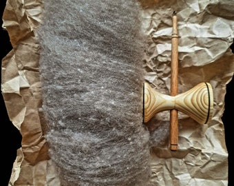 L'ensemble de Qivut (buffle musqué) 100 % naturel et fuseau en bois fait main. La fibre n'est pas colorée, récoltée dans la toundra arctique. 10 grammes de fibres