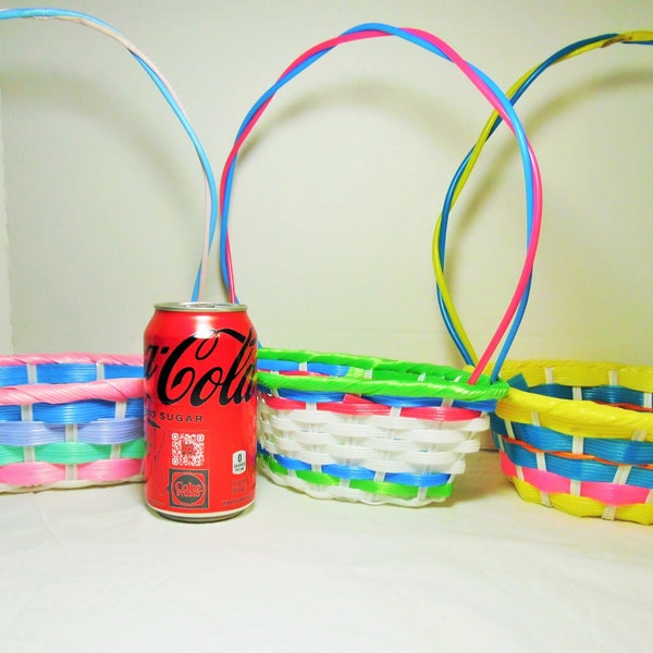 Vintage Plastic Woven Easter basket 1980s Easter Basket Plastic wire Easter Basket Diamond shaped Easter Basket oval Easter basket