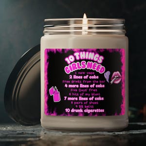 Vela de soja con aroma a 10 cigarrillos borrachos, frasco de 9 oz con letra de burbuja rosa, diseño inspirado en Girly Girl Productions