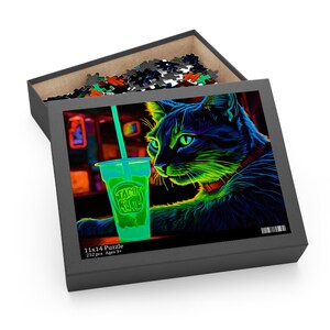 Puede incluir: Un rompecabezas de 252 piezas con un gato verde neón con ojos verdes, sentado en un mostrador con una bebida verde con las palabras "Taco Bell" en la taza. El fondo es un paisaje urbano de neón borroso.