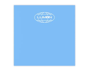 Blocs-notes Post-it® avec logo Lumon - Notes autocollantes bleu clair inspirées d'une émission télévisée Severance, 50 feuilles par bloc, 6 tailles disponibles