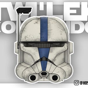 Puede incluir: Un casco de soldado clon blanco y azul con un aspecto desgastado y deteriorado. El casco tiene una franja azul en el centro y una visera azul. El casco es un personaje popular de la franquicia Star Wars.