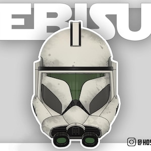 Può includere: Un adesivo con un design di casco da clone trooper bianco e verde. Il casco ha dettagli neri e lenti verdi. La parola "EBISU" è visualizzata in lettere bianche sopra il casco. L'adesivo ha un bordo bianco e uno sfondo grigio chiaro.