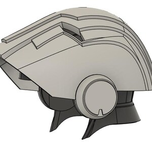 Op de afbeelding: Een lichtgrijze, futuristisch ogende helm met een vizier en afgeronde zijkanten. De helm heeft een gelaagd ontwerp aan de bovenkant en een donkergrijze nekbeschermer. Het algehele ontwerp suggereert een sciencefiction- of cosplay-thema.