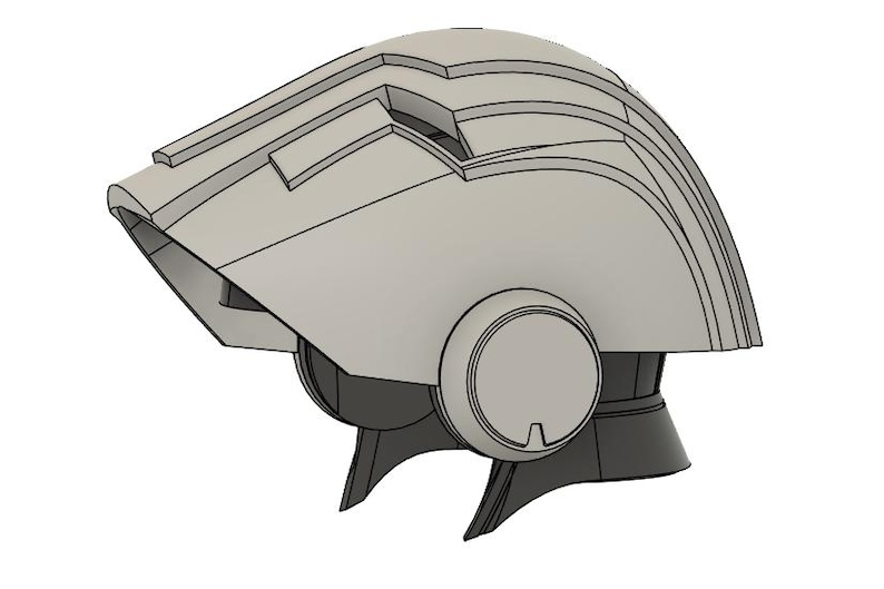 Op de afbeelding: Een lichtgrijze, futuristisch ogende helm met een vizier en afgeronde zijkanten. De helm heeft een gelaagd ontwerp aan de bovenkant en een donkergrijze nekbeschermer. Het algehele ontwerp suggereert een sciencefiction- of cosplay-thema.