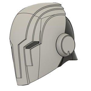 Op de afbeelding: Een lichtgrijze helm in futuristische stijl met een afgeronde oorschelp en een hoekig ontwerp. De helm heeft een gesegmenteerde bovenkant en een donkergrijze vizierzone. Het ontwerp suggereert een sciencefiction- of cosplay-thema.