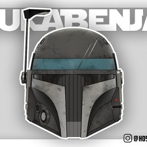 Op de afbeelding: Een zwart-grijze Mandalorian helm met een blauwe vizier en een verweerde look. De helm heeft een kleine antenne bovenop en een rood lampje aan de zijkant. De tekst "SUKARBENJA" is in witte letters boven de helm geschreven.