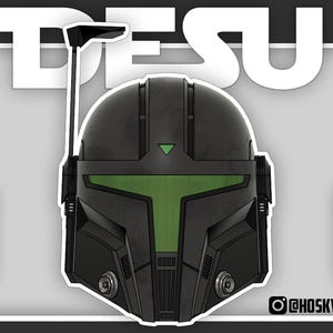 Puede incluir: Un casco negro con una visera verde en forma de T y una antena de telémetro en el lado derecho. El casco presenta un pequeño triángulo verde en la frente y dos ventilaciones circulares en la base. El texto DESU aparece sobre el casco.