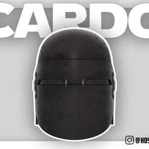 Könnte beinhalten: Ein schwarzer Helm mit Visier und einer abgenutzten, strukturierten Oberfläche. Der Helm hat einen erhabenen, rechteckigen Abschnitt an der Vorderseite mit einer kleinen, rechteckigen Öffnung in der Mitte. Der Helm ist mit "CARDO" in weißer Schrift beschriftet.