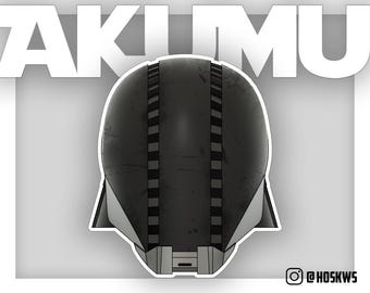 Op de afbeelding: Zwart-witte illustratie van een helm met een getextureerd oppervlak en een reeks verticale lijnen. De helm heeft een afgeronde bovenkant en een puntige kinbeschermer. De tekst "TAKUMU" is zichtbaar op de achtergrond.