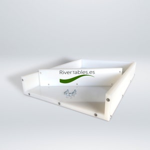 Puede incluir: Molde de plástico blanco para mesas de río de resina. El molde está hecho de cuatro piezas que se mantienen unidas con tornillos. El molde está diseñado para crear una mesa de río con un borde natural.