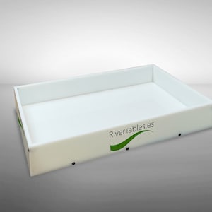 Peut inclure: Plateau en plastique blanc avec un logo vert qui dit "Rivertables.es".