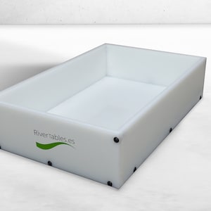 Peut inclure: Un plateau rectangulaire en plastique blanc avec des vis noires autour des bords. Le plateau est vide et porte l'inscription "Rivertables.es" imprimée sur le fond.