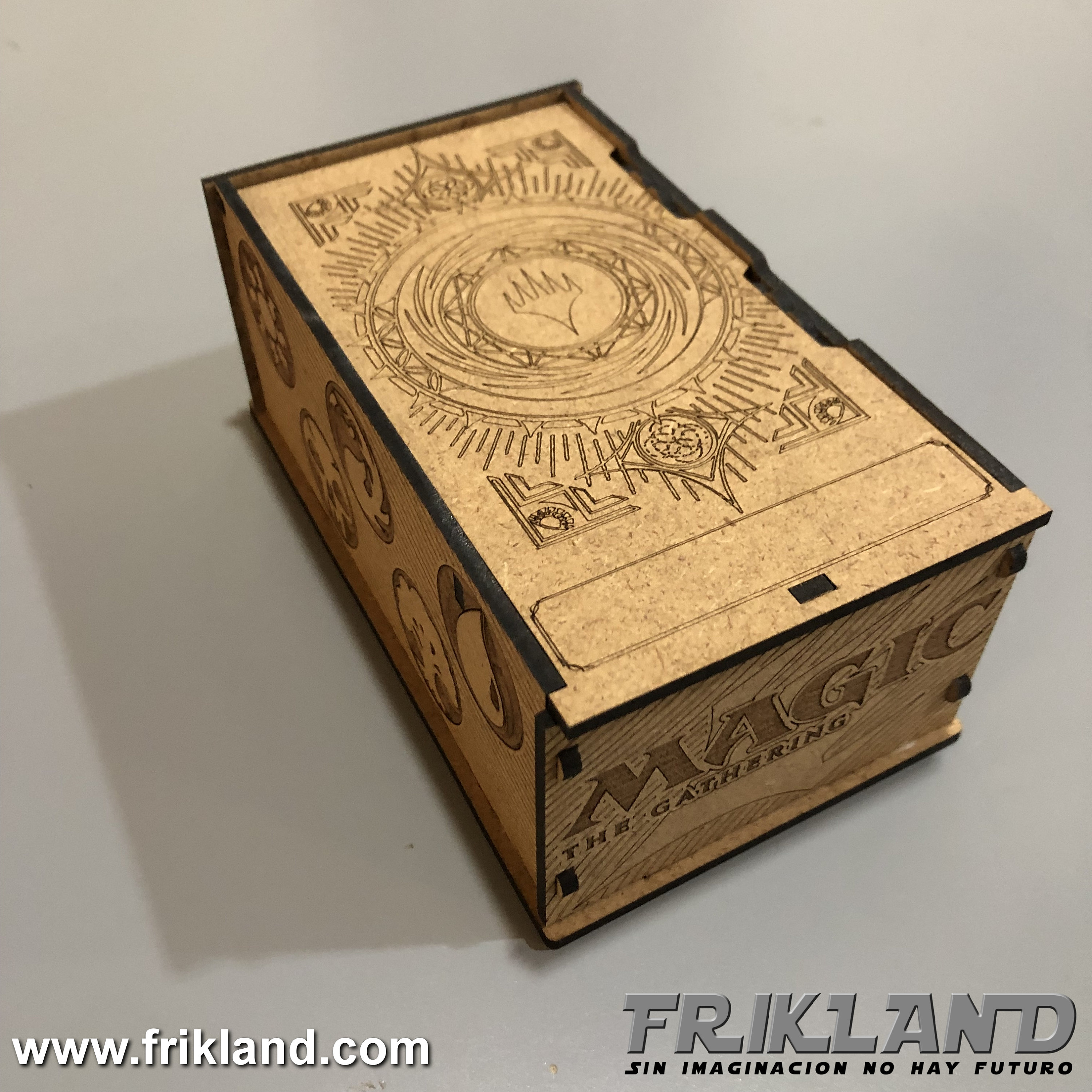 Boîte de rangement pour cartes Magic the Gathering. DIY fait en