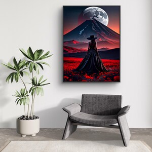 Pode incluir: Uma impressão artística emoldurada retrata uma mulher com um vestido e chapéu pretos, em pé em um campo de flores vermelhas, com uma montanha e uma grande lua ao fundo. A obra de arte tem uma qualidade surreal e onírica.