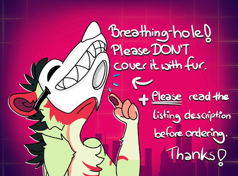 Op de afbeelding: Een cartoonillustratie van een groen en rood dier met een wit masker. Het dier wijst naar een tekstballon die zegt: "Breathing-hole! Please DON'T cover it with fur. + Please read the listing description before ordering. Thanks!"