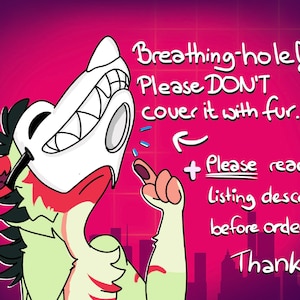 Pu&ograve; includere: Un'illustrazione di un cartone animato di un animale verde e rosso con una maschera bianca. L'animale sta puntando alla maschera e il testo dice "Breathing-hole! Please DON'T cover it with fur. + Please read the listing description before ordering. Thanks!"