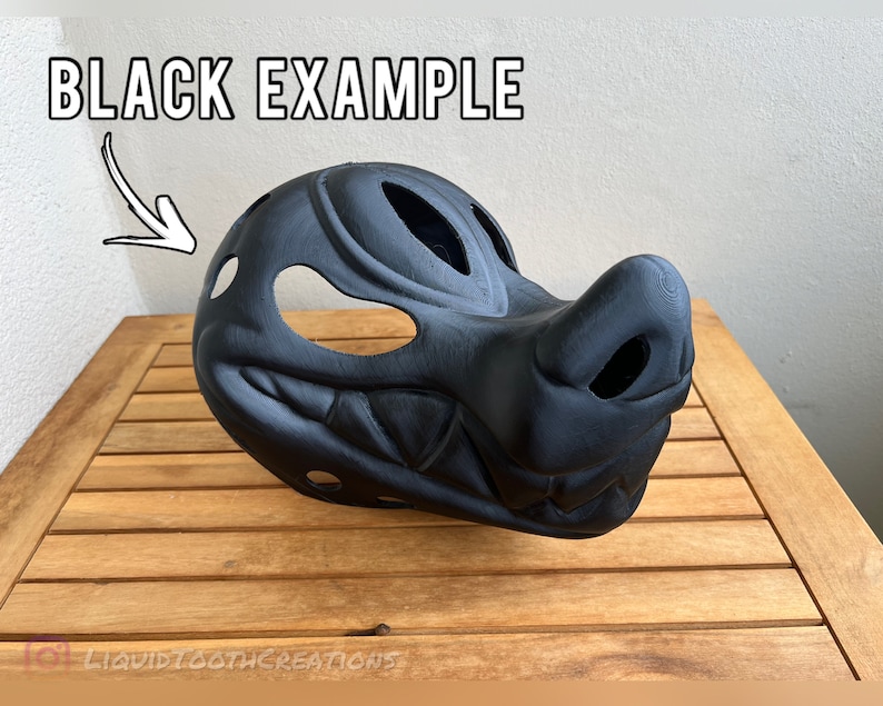 Op de afbeelding: Zwart voorbeeld van een 3D-geprint dierlijk masker. Het masker is van een wezen met een grote snuit en een tandenrij. Het masker heeft verschillende gaten voor ventilatie en zicht.