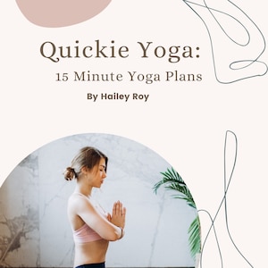 Puede incluir: Una mujer con un sujetador deportivo rosa y leggings negros se sienta en una esterilla de yoga con las manos en posición de oración. El texto "Quickie Yoga: 15 Minute Yoga Plans By Hailey Roy" se muestra arriba de ella.