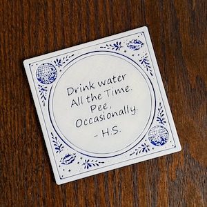 Harry Styles beve acqua in continuazione. Fa pipì, ogni tanto - Piastrella blu di Delft (stampata in 3D)