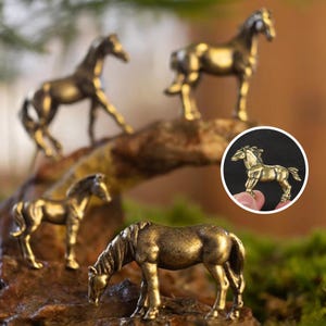 Messingpferdefigur, Miniaturmessingpferdestatue, Kupferminiaturpferdeverzierung, dekoratives Miniaturmessingtier für Anzeige