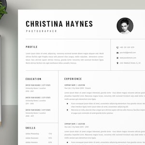 Op de afbeelding: Een zwart-witte cv-sjabloon met de naam Christina Haynes en de titel Fotograaf. De cv bevat secties voor profiel, opleiding, ervaring en vaardigheden. De vaardigheden sectie vermeldt Adobe Photoshop, Adobe Illustrator en Adobe Premiere.