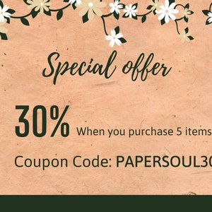Pode incluir: Um fundo de papel bege com uma borda floral. O texto "Oferta especial" est&aacute; escrito em fonte cursiva preta. Abaixo do texto est&aacute; um grande n&uacute;mero preto "30%" com o texto "Quando voc&ecirc; compra 5 itens" em preto. Abaixo disso est&aacute; o texto "C&oacute;digo do cupom: PAPERSOUL30" em preto.