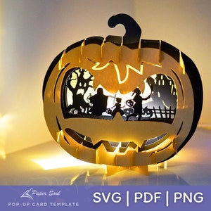 Peut inclure: Un modèle de carte pop-up 3D en forme de citrouille d'Halloween avec une scène d'Halloween effrayante à l'intérieur. La carte est en papier et est conçue pour être découpée et assemblée. La scène à l'intérieur de la citrouille représente une maison hantée, un cimetière et des enfants qui font la tournée des maisons pour Halloween.
