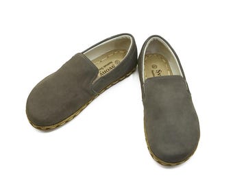 Zapatos yemeníes de cuero gris hechos a mano: minimalistas, sin cordones y con caída cero