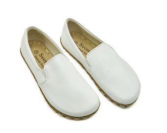 Scarpe yemenite artigianali in pelle bianca: slip-on minimaliste a piedi nudi