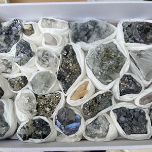 Mélanger minéraux plat 230x300 millimètres Madan Bulgarie minéraux cristallins naturels spécimens grappes souvenirs WholesaleMineralsBox