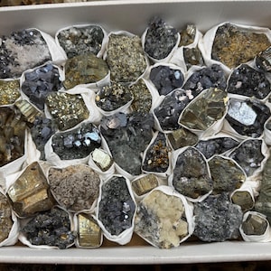 Mélange de minéraux à plat 230 x 300 millimètres Madan Bulgarie cristaux naturels minéraux spécimens grappes souvenirs WholesaleMineralsBox