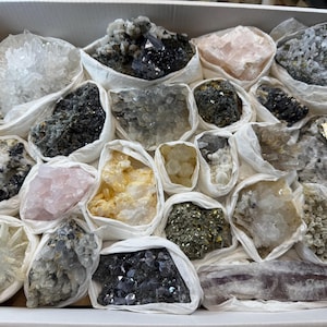 Mix flach aus Bulgarien 230x300 Millimeter natürliche Kristall Mineralien Mustercluster Andenken