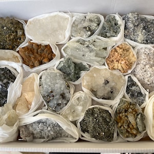Mélanger minéraux plat 230x300 millimètres Madan Bulgarie minéraux cristallins naturels spécimens grappes souvenirs WholesaleMineralsBox