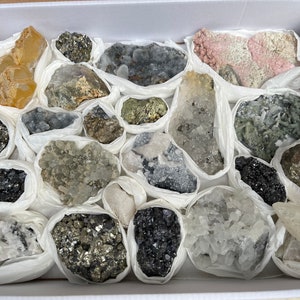 Mélanger minéraux plat 230x300 millimètres Madan Bulgarie minéraux cristallins naturels spécimens grappes souvenirs WholesaleMineralsBox