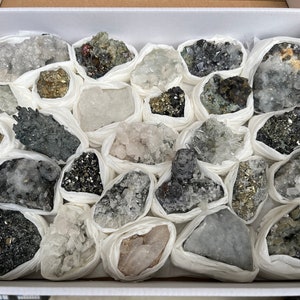 Mélanger minéraux plat 230x300 millimètres Madan Bulgarie minéraux cristallins naturels spécimens grappes souvenirs WholesaleMineralsBox